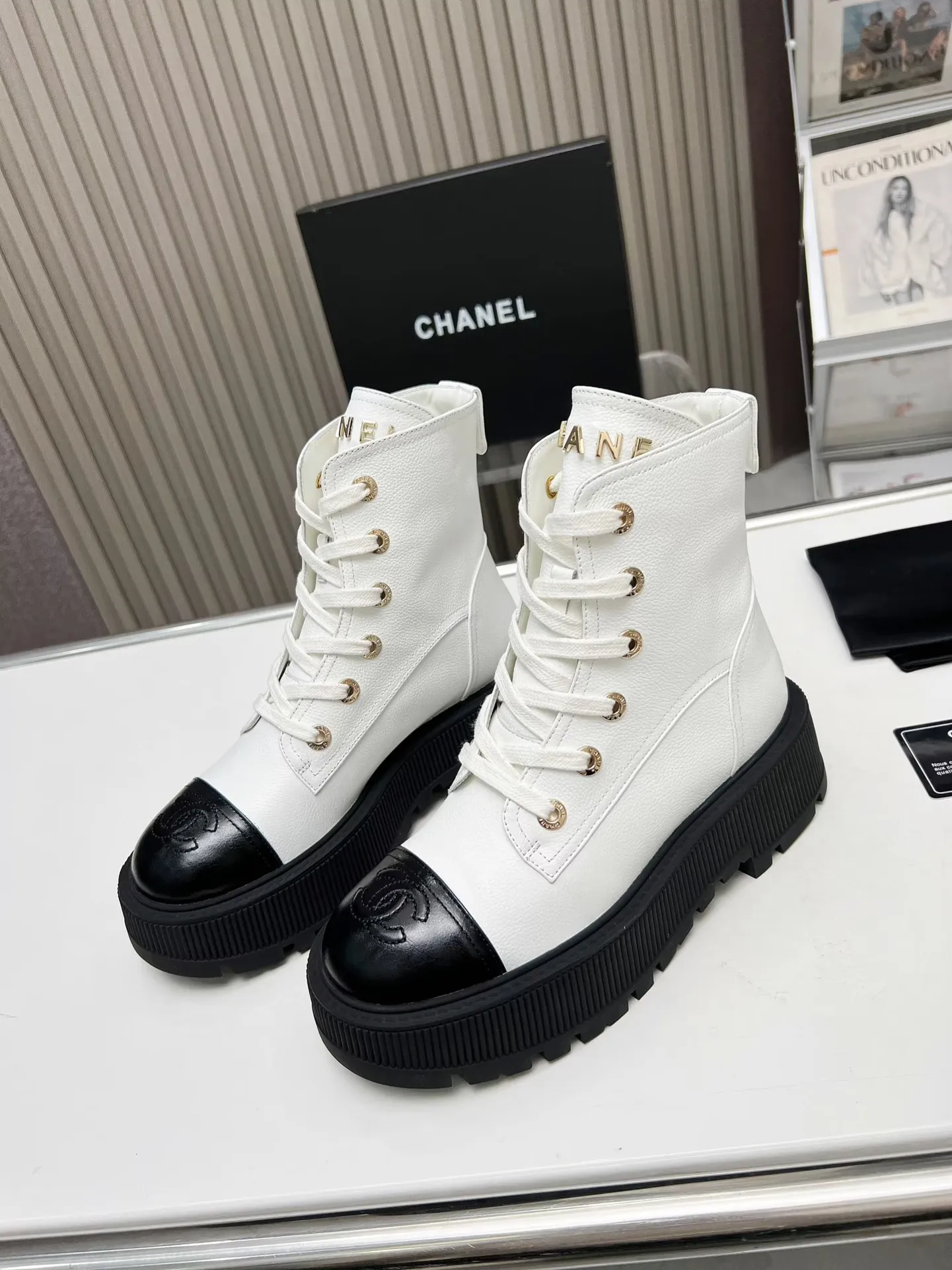 👟👟Ex-factory price 560👟👟 Autumn and winter new Chanel Chanel ankle boots original model opening✅ Strap design is super easy to put on and take off, the toe logo is electro-embroidered. The tongue is also the brand logo. Fabric: cow litchi pattern🐂 Inner/foot pad: cow lining. Use ultra-light rubber non-slip and wear-resistant outsole. Color: black, white, gray. Code number: 34-41 (34, 41) Need to be customized) Packaging: bag card